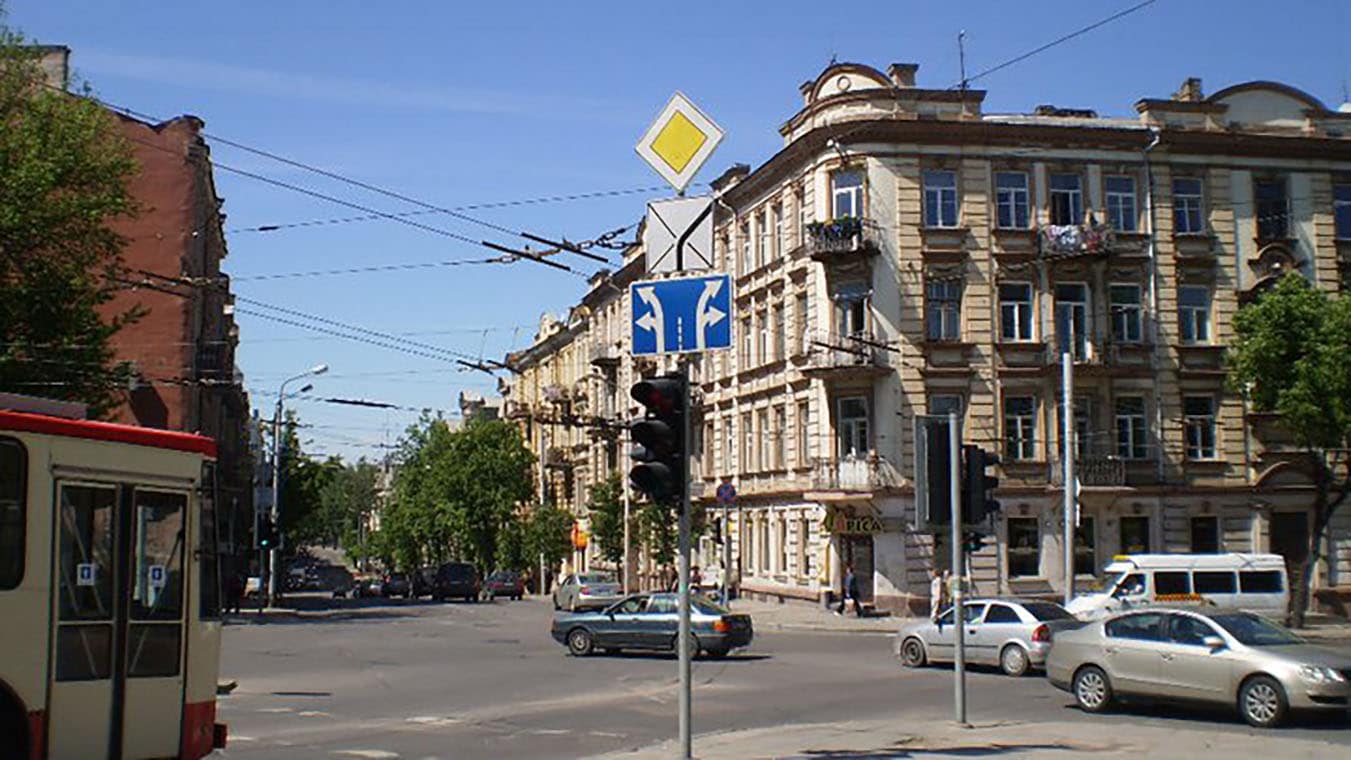 Vilnius, Lituanie, tramway, immeubles et voitures